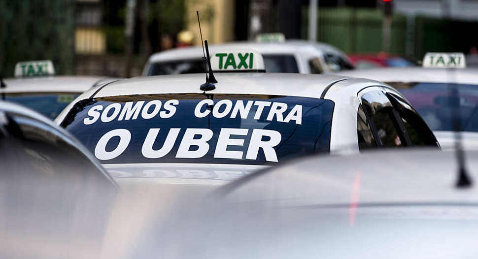 Taxistas protestam contra o uso do aplicativo, afirmando que o Uber comete práticas anticompetitivas. foto: folhauol