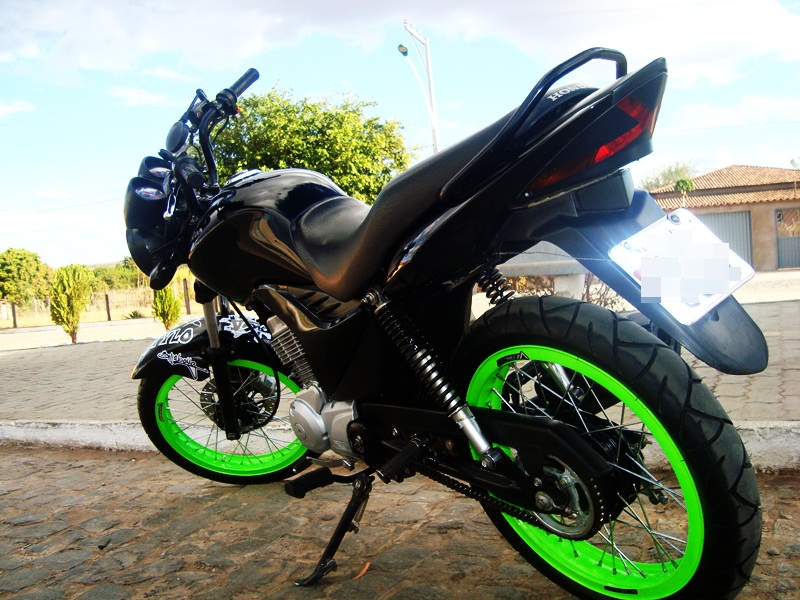 Aprenda a trocar o óleo e esticar a corrente da moto em casa